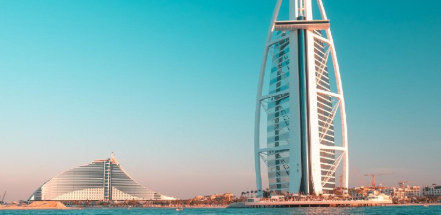 Дубай и Абу-Даби упрощают правила въезда