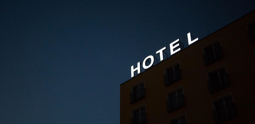Могут ли вручить повестку в отеле или хостеле? Разъяснения юриста