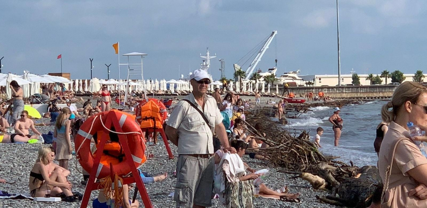 Туристы возвращаются на пляжи Сочи