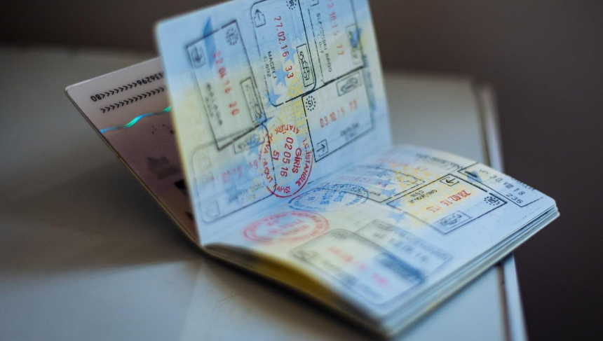 Новый законопроект усложнит выезд за границу госслужащим