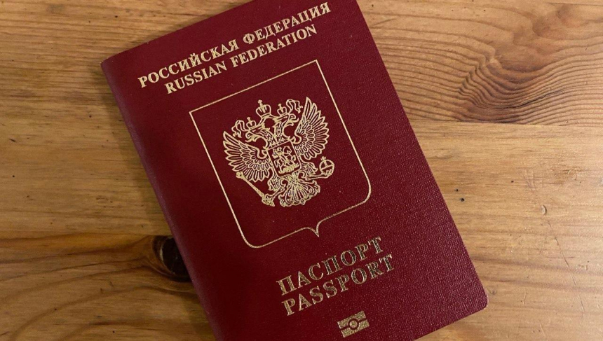 Страховщики отказываются платить за ошибки в загранпаспортах россиян