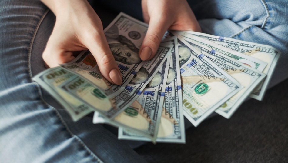 Курс идет вниз: когда выгоднее покупать туры?