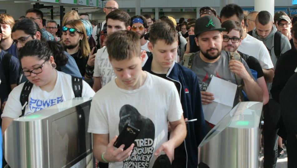 Тысячи пассажиров застряли в российских аэропортах из-за ограничений