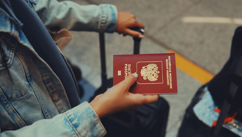 Туристы не улетели в Турцию из-за ошибки в загранпаспорте и подали в суд на турагента