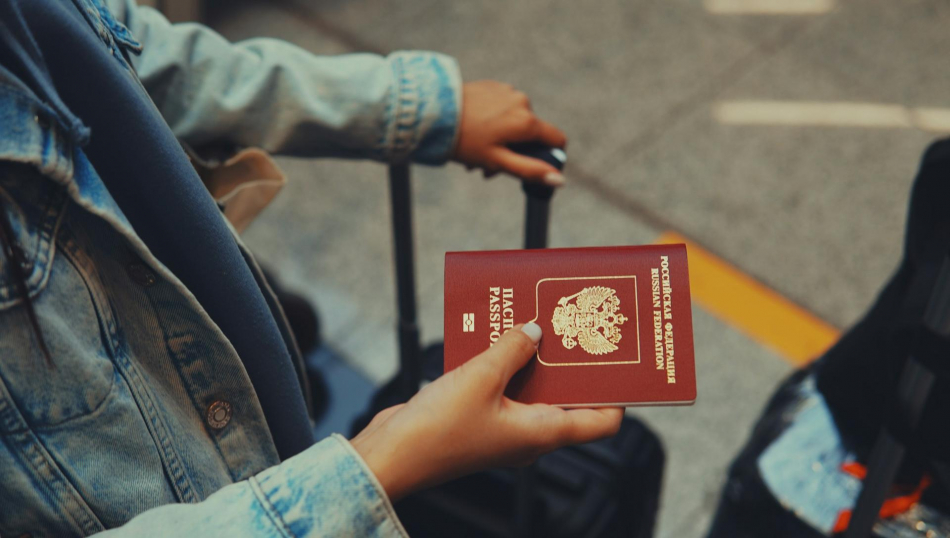 Консульство Испании вводит ограничения на прием пятилетних загранпаспортов
