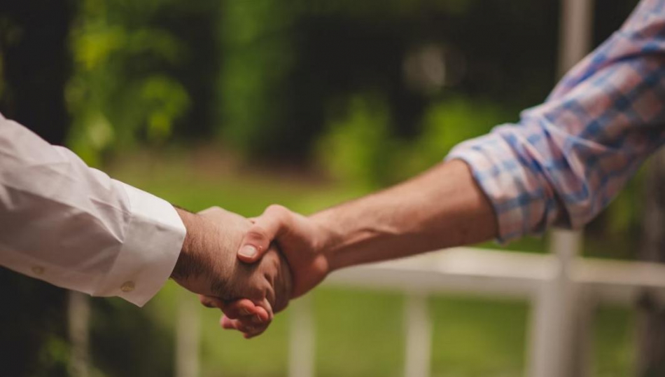 Туристы предложили агенту приводить клиентов за процент: стоит ли соглашаться?