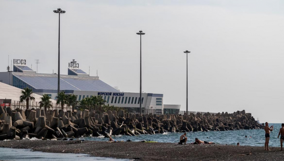 В Сочи эвакуируют туристов с пляжей из-за атак беспилотников