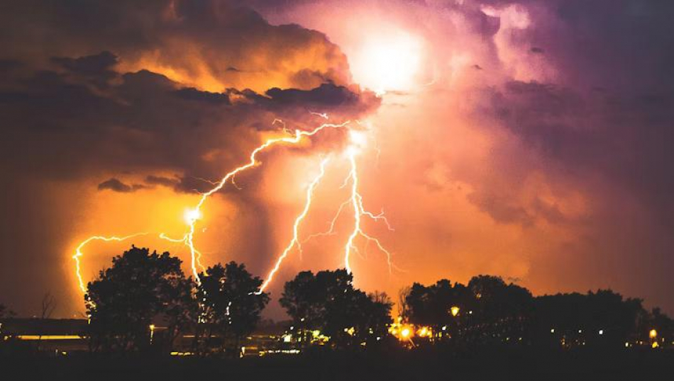 Где тайфун настиг туристов, и что происходит в аэропорту Краснодара