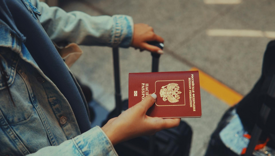 Ребенка не выпустили за границу из-за ошибки в загранпаспорте: кто виноват?