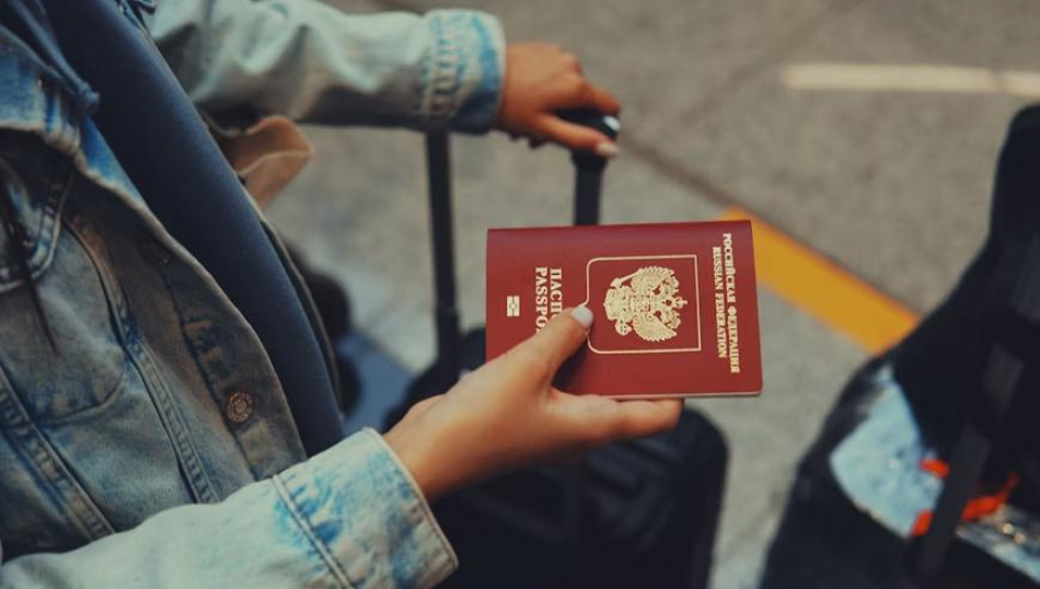 Наложение строк в загранпаспорте: выпустят ли за границу?