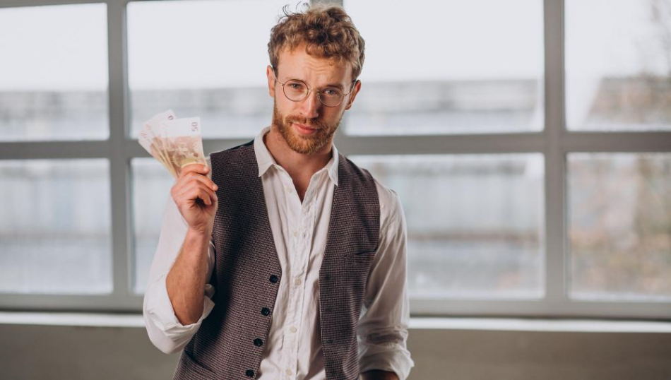 Туристы переходят на оплату наличными из-за блокировок карт