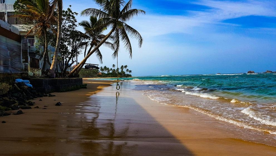 На популярном пляже Шри-Ланки обнаружены нефтяные пятна