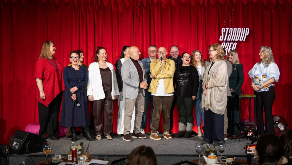 Юмор против выгорания: туриндустрия тестирует формат Travel Stand-Up