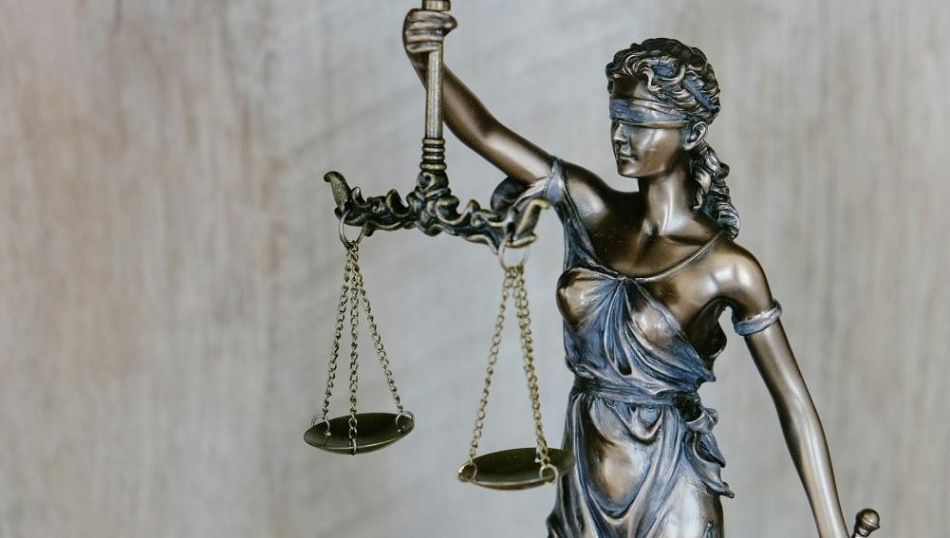 Лишняя буква «е» в загранпаспорте туристки обойдется МВД почти в 270 тыс. руб.