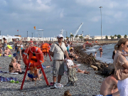 Туристы возвращаются на пляжи Сочи