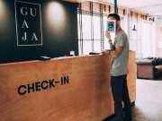 Отелям разрешат вводить невозвратные тарифы, а туристам — заселяться без паспорта