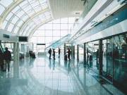 Российские туристы в ОАЭ сутки сидят в фойе отеля и аэропорту без еды