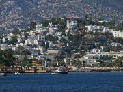 Водитель трансфера нанес травму туристу, а тот потребовал оплаты лечения от отеля