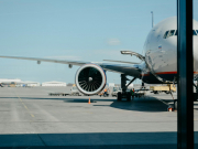 Авиакомпаниям могут запретить рассаживать подростков с родителями