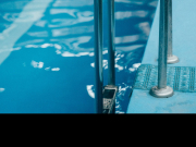 Туроператора обязали вернуть деньги за тур из-за скользкой плитки у бассейна