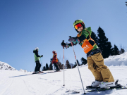 Впервые на склоне. Как найти горнолыжный курорт и поставить ребенка на лыжи: советы инструкторов