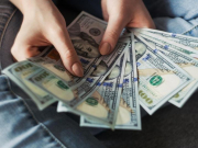 Российским туристам посоветовали покупать валюту для поездок прямо сейчас