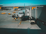 Самолет сел не в том городе: кто оплатит дорогу домой