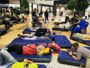 В Шереметьево пассажирам задержанных рейсов выдали надувные матрасы