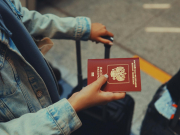 СМИ: десятки туристов не улетели на отдых из-за дефектов в загранпаспортах