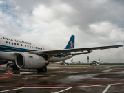 Пассажиры не явились на рейс и требуют у агента компенсацию за новые билеты