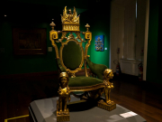 Посетитель Эрмитажа заплатит 800 тысяч рублей за желание посидеть на троне