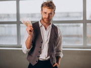 Туристы переходят на оплату наличными из-за блокировок карт