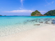 После разлива нефти у Пхукета пляжи Ко Хе полностью очистили