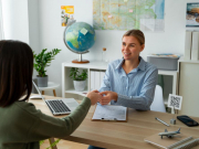 Туроператор: почти половина туристов бронируют туры за рубеж в турфирмах