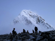 СМИ: на Эвересте «травили» туристов ради страховых выплат