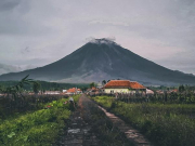В Индонезии произошло семь извержений вулкана подряд