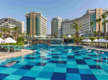 Новогодние праздники в Sherwood Exclusive Lara: танцевальные шоу, живая музыка и детские квесты