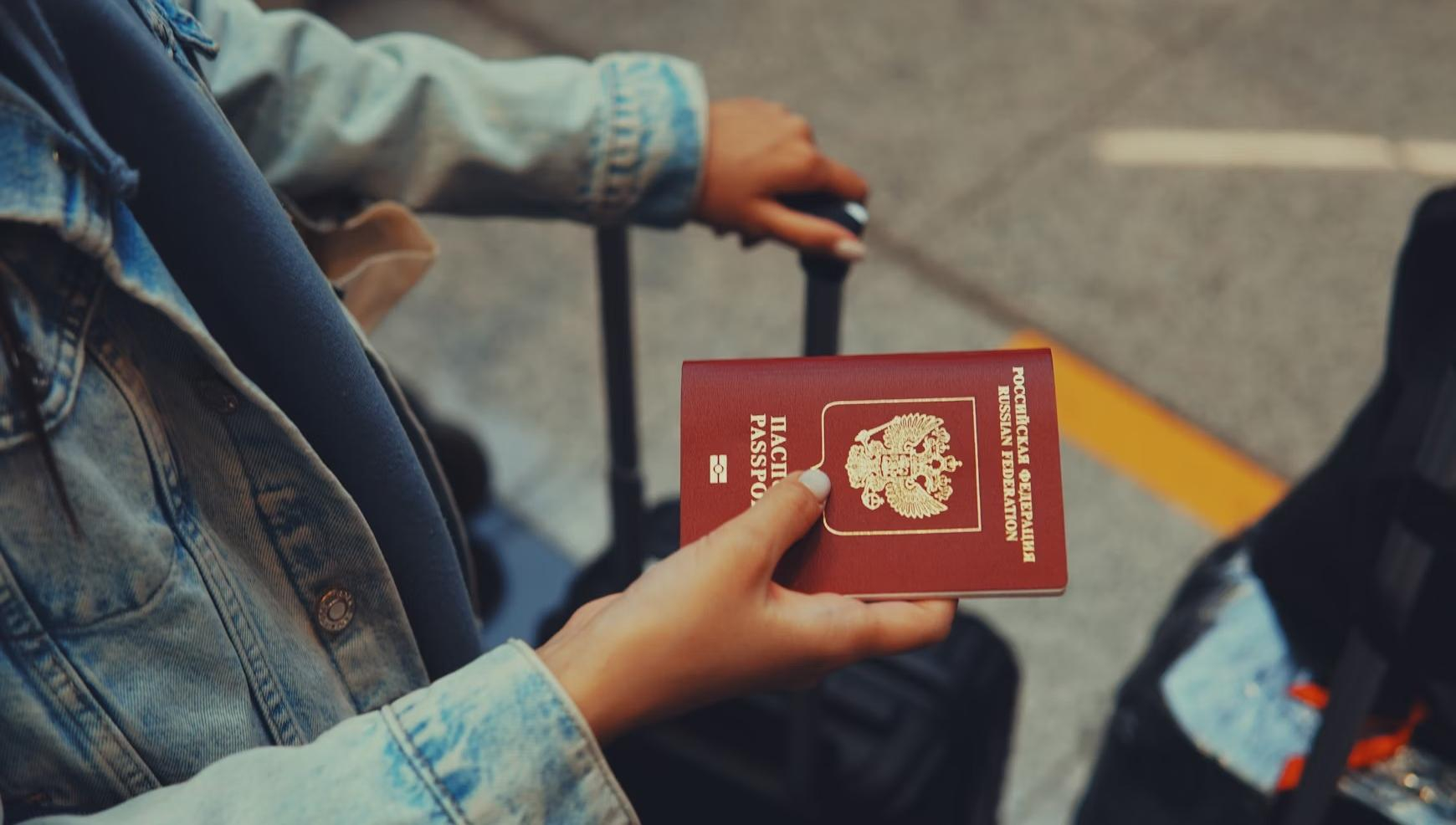 Туристы третью неделю испытывают сложности с оформлением шенгенских виз
