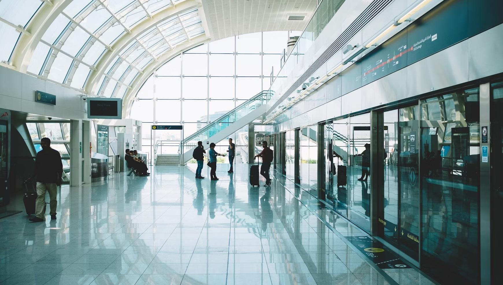 Российские туристы в ОАЭ сутки сидят в фойе отеля и аэропорту без еды
