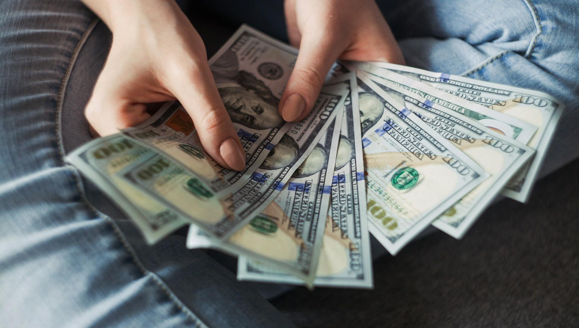 Курс идет вниз: когда выгоднее покупать туры?