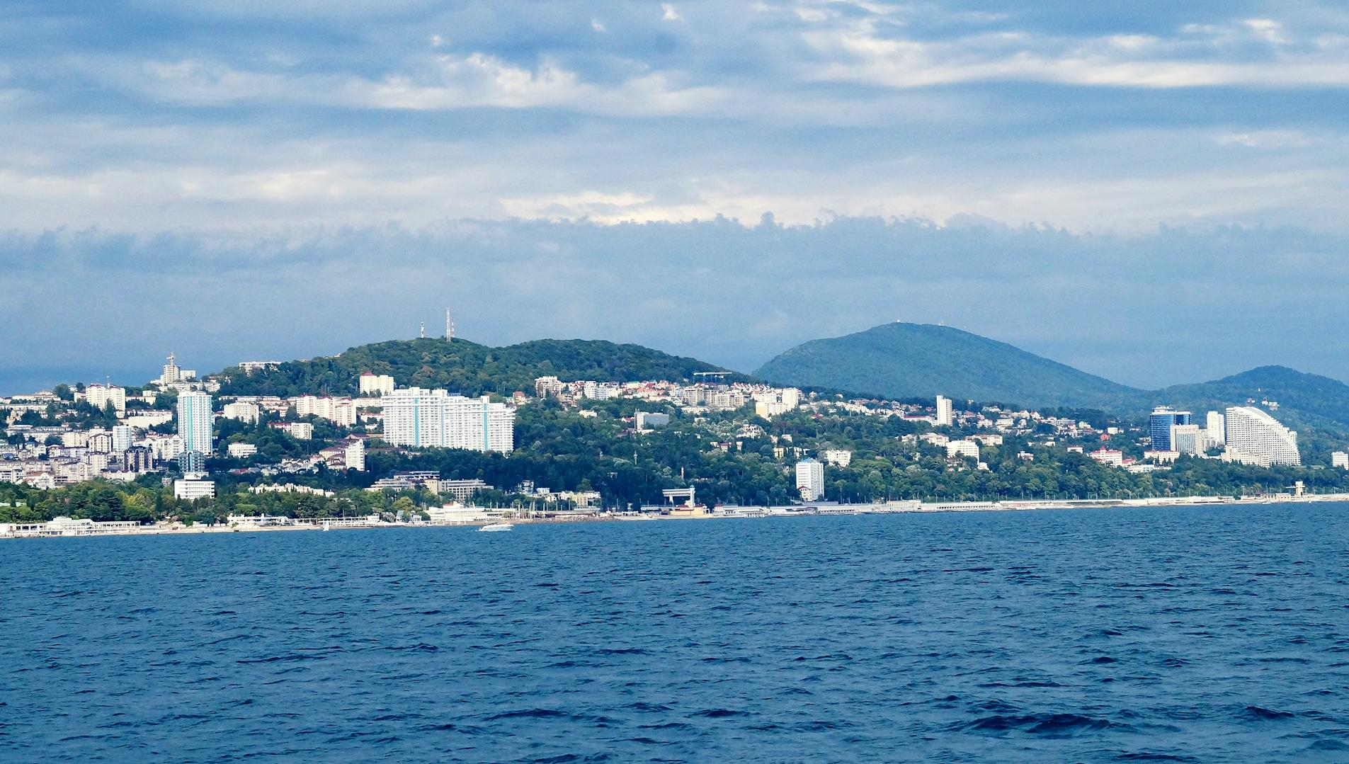 Отелям в Сочи рекомендовали не оставлять людей на улице во время атак
