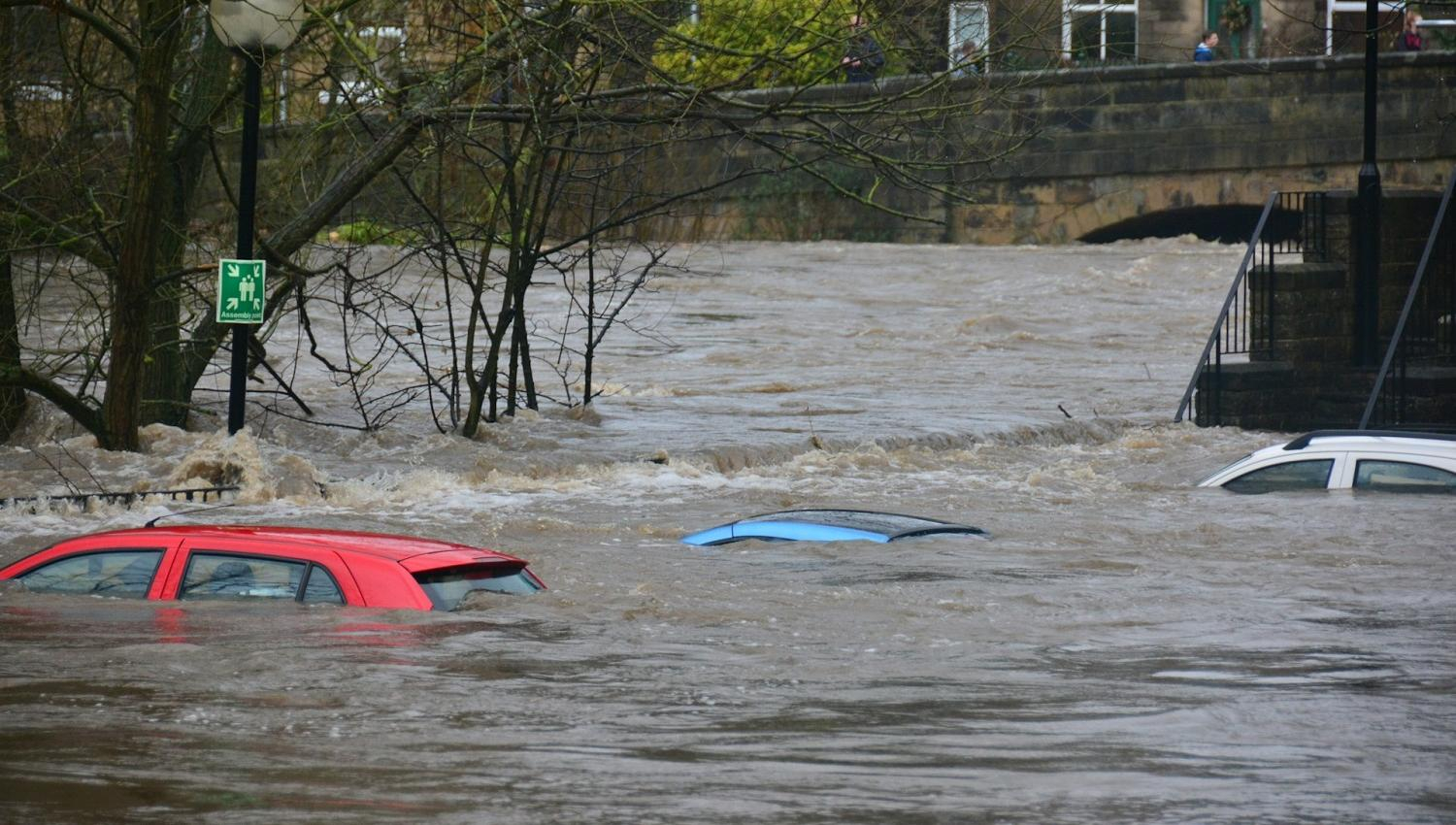 На одном турецком курорте произошло землетрясение, второй — затопило