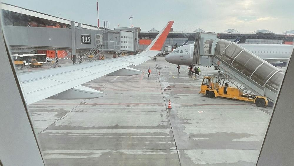 Аэропорт Шереметьево открылся, но задержки рейсов продолжаются