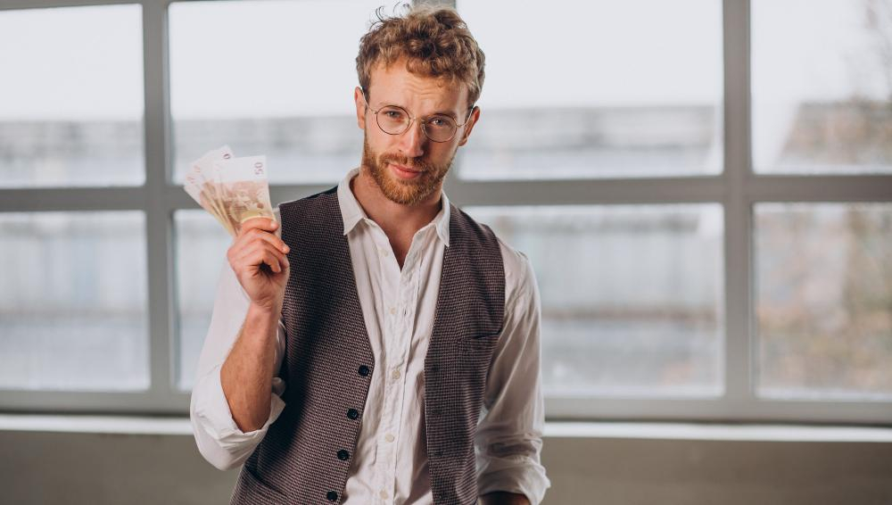 Туристы переходят на оплату наличными из-за блокировок карт