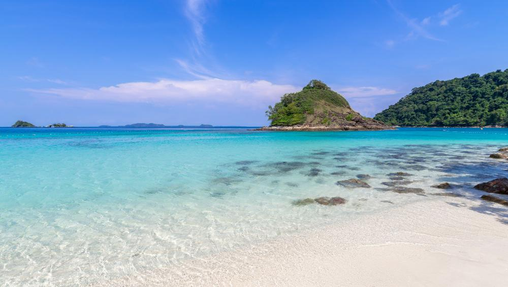 После разлива нефти у Пхукета пляжи Ко Хе полностью очистили