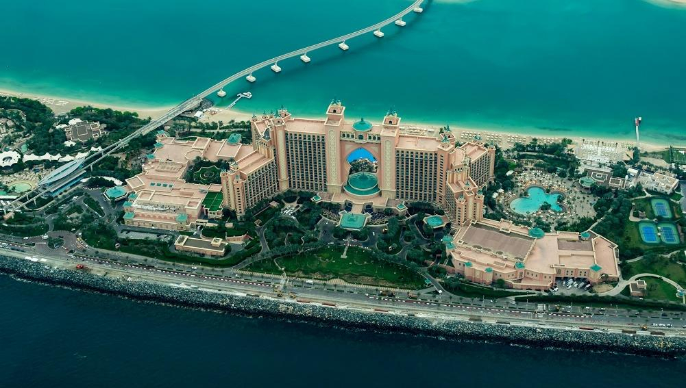 Власти Дубая попросили отели не выселять туристов и не требовать с них денег