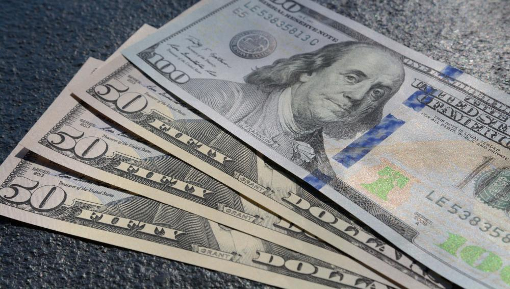 Курс доллара обновил трехлетний минимум: почему продажи туров не растут?