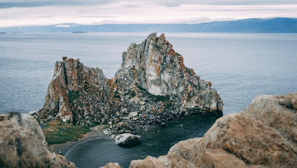 На Байкале перевернулся катер с туристами