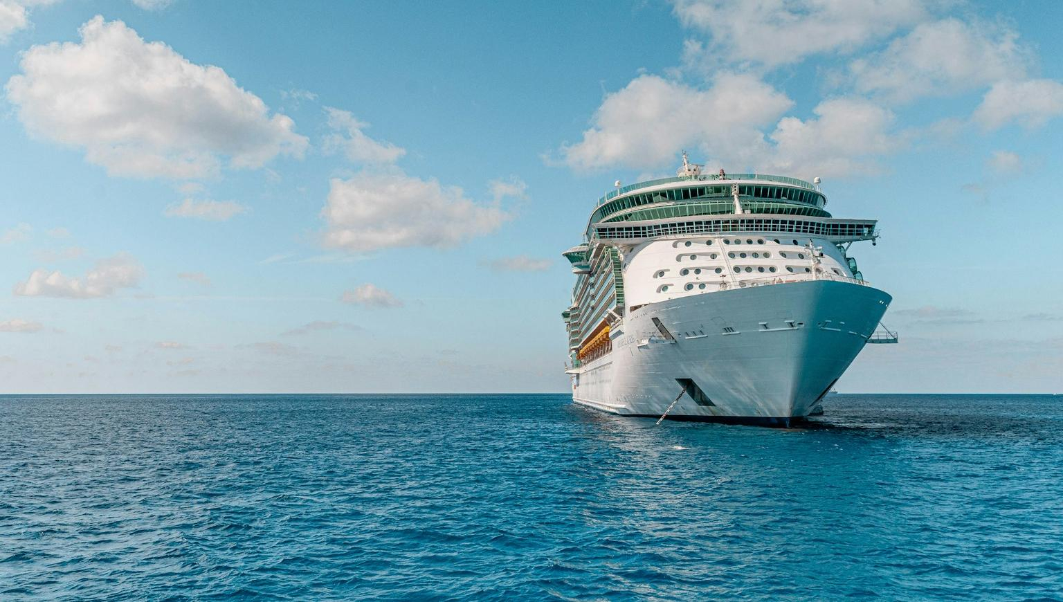 Туристы не могут получить компенсации за отмененные круизы Aroya Cruises