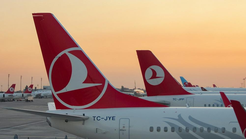 Туристы застряли в аэропортах из-за задержек рейсов Turkish Airlines